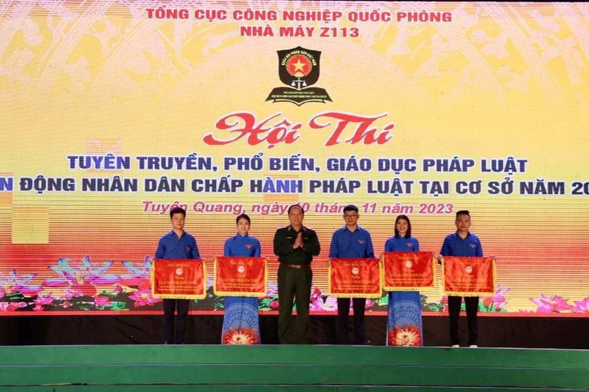  Thiếu tướng Nguyễn Việt Hùng trao giải thưởng cho các đội thi. 