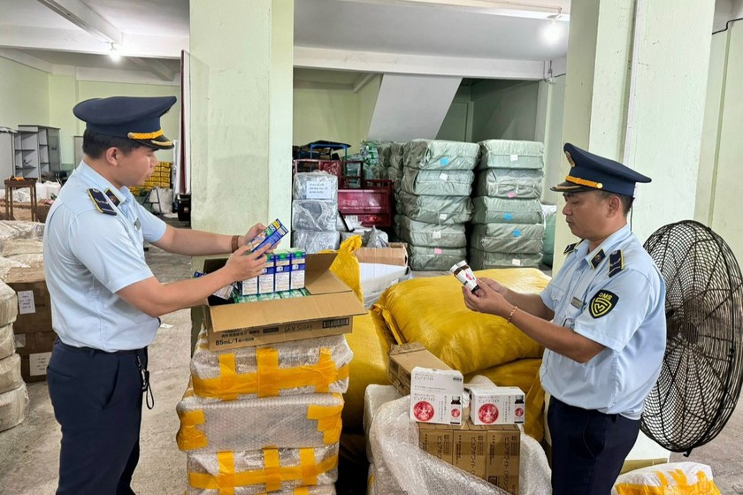 Lực lượng chức năng tỉnh Phú Yên kiểm đếm số hàng hóa vi phạm.