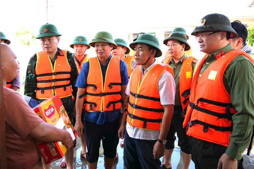 Lãnh đạo tỉnh Thừa Thiên Huế thăm hỏi, động viên các hộ dân ở rốn lũ Quảng Điền.