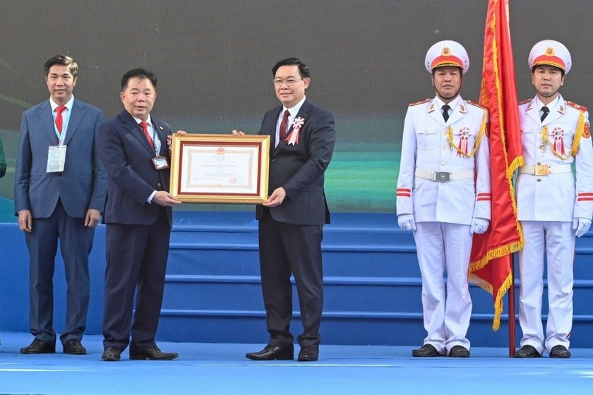 Chủ tịch Quốc hội trao Huân chương Lao động hạng Nhất cho Học viện Tài chính. (Nguồn ảnh: Quochoi.vn)