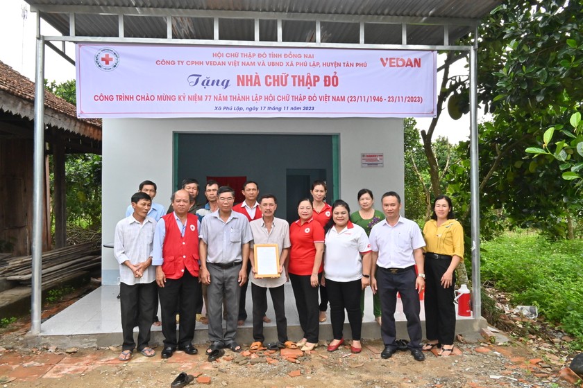 Bà Nguyễn Thu Thuỷ, Phó Giám đốc Đối Ngoại công ty Vedan (thứ 3 phải qua) trao tặng nhà Chữ thập đỏ cho gia đình ông Nguyễn Văn Hoà.