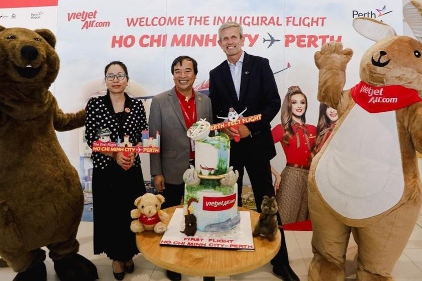 Phó Tổng Giám đốc Nguyễn Đức Thịnh cùng lãnh đạo sân bay Perth đón chuyến bay khai trương.