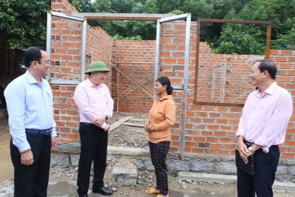 Tổng Giám đốc NHCSXH Dương Quyết Thắng (thứ 2 bên trái) thăm mô hình vay vốn gia đình chị Cà An, dân tộc Cơ Ho ở thôn Gia Rich, xã Giang Ly.