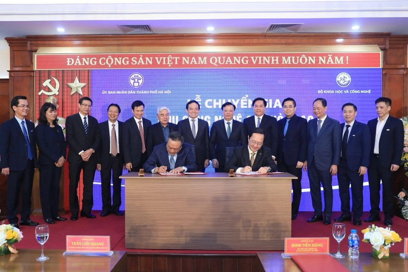 Chủ tịch UBND thành phố Hà Nội Trần Sỹ Thanh và Bộ trưởng Bộ Khoa học và Công nghệ Huỳnh Thành Đạt ký kết bàn giao Khu công nghệ cao Hòa Lạc.