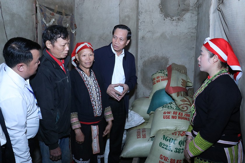 Bộ trưởng Đào Ngọc Dung thăm và tặng quà hộ nghèo dân tộc Dao ở xã Phìn Ngan, huyện Bát Xát, Lào Cai. Nguồn Bộ LĐTBXH