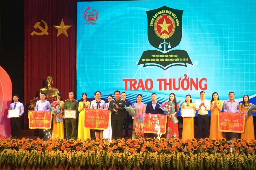 Ban Tổ chức trao giải tặng các đội đạt thành tích trong Hội thi. 