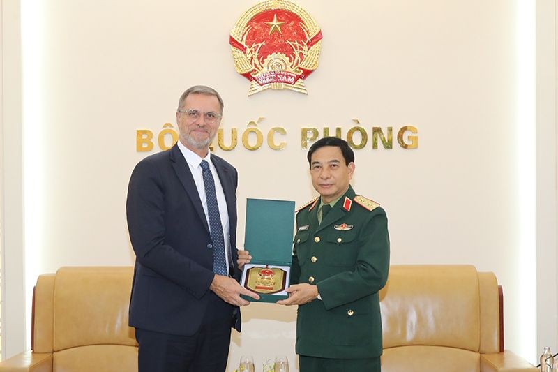 Đại tướng Phan Văn Giang trao quà lưu niệm tặng Đại sứ Olivier Brochet. (Nguồn ảnh: mod.gov.vn) 