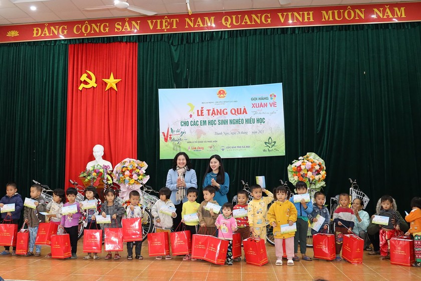 Thứ trưởng Nguyễn Thị Hà và bà Hà Thanh Tuyền - Đại diện thương hiệu Pháp Phục Minh Châu tặng quà và học bổng cho các em Trường Mầm non xã Thanh Ngọc.