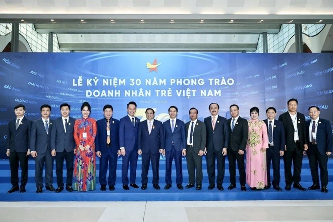 Thủ tướng Phạm Minh Chính với các doanh nhân. Ảnh Dương Giang TTXVN.