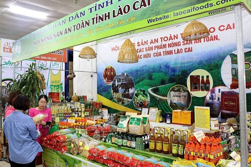 Lào Cai đang đẩy mạnh xúc tiến thương mại các sản phẩm của đồng bào dân tộc.
