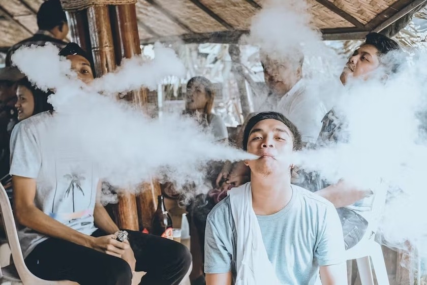 Các sản phẩm thuốc lá mới nhập lậu được bán khá tràn lan khiến tình trạng sử dụng tiếp tục tăng nhanh trong giới trẻ. (Ảnh: Sở ngoại vụ tỉnh Thái Nguyên).