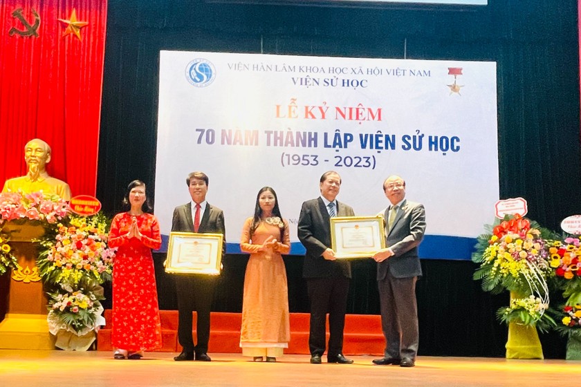 Chủ tịch Viện Hàn lâm Khoa học xã hội Việt Nam Phan Chí Hiếu (bìa phải) trao tặng Bằng khen cho Viện Sử học và Tạp chí Nghiên cứu Lịch sử. (Ảnh: vass.gov.vn). 
