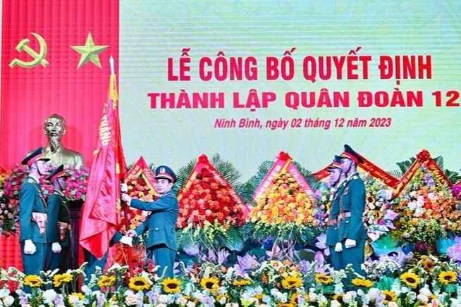 Đại tướng Phan Văn Giang trao Quân kỳ Quyết thắng tặng Quân đoàn 12. (Nguồn ảnh: qdnd.vn)