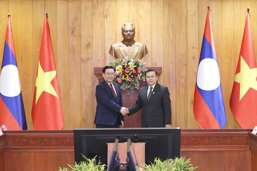 Chủ tịch Quốc hội Vương Đình Huệ hội đàm với Chủ tịch Quốc hội Lào Saysomphone Phomvihane. (Nguồn ảnh: Quochoi.vn)