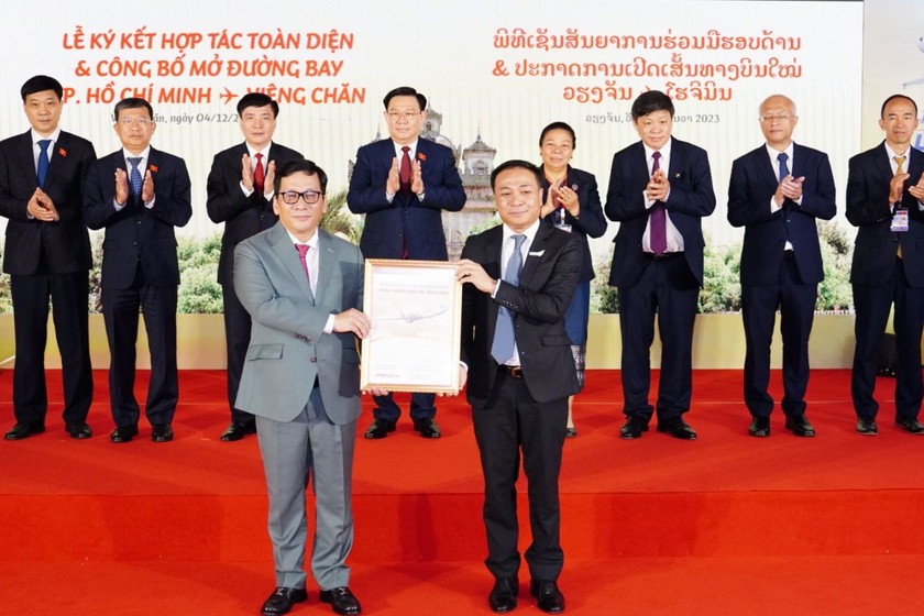 Ông Đinh Việt Phương – Tổng Giám đốc Vietjet và ông Khamla Phommavanh – Giám đốc Điều hành Lao Airlines cùng trao Thỏa thuận hợp tác toàn diện giữa Vietjet và Lao Airlines.