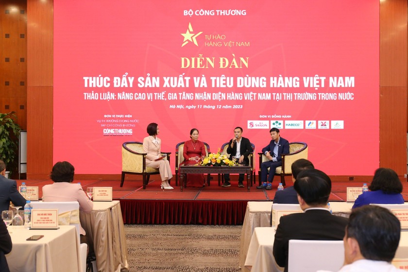 Toàn cảnh Diễn đàn “Thúc đẩy sản xuất và tiêu dùng hàng Việt Nam” diễn ra vào chiều 11/12, tại Hà Nội. (Ảnh: PV).