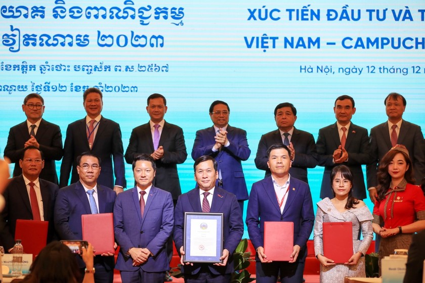 Tổng giám đốc Vietjet Đinh Việt Phương (hàng đầu, thứ 4 từ phải sang) nhận chứng nhận đường bay mới trước sự chứng kiến của Thủ tướng Việt Nam Phạm Minh Chính và Thủ tướng Campuchia Hun Manet.