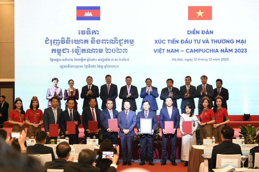 Thủ tướng Phạm Minh Chính và Thủ tướng Hun Manet chứng kiến lễ trao giấy chứng nhận đầu tư, các biên bản thoả thuận hợp tác. (Ảnh: VGP)