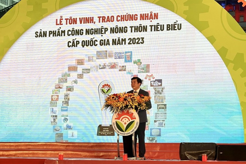 Thứ trưởng Bộ Công Thương Nguyễn Sinh Nhật Tân phát biểu tại buổi Lễ.