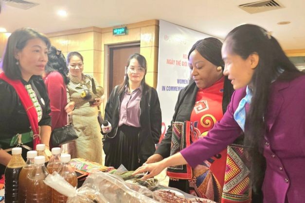 Bà Caroline Nyamayemombe, Quyền Trưởng đại diện UN Women tại Việt Nam (thứ hai từ phải sang) tham quan gian hàng của chị em phụ nữ đại diện cho Mạng lưới Quốc gia Phụ nữ dễ bị tổn thương. (Ảnh: VNW+)