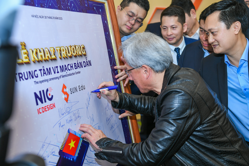 CEO NVIDIA ký tên trên tấm bảng tại Trung tâm vi mạch bán dẫn mới thành lập tại NIC Hòa Lạc. (Ảnh: MPI).