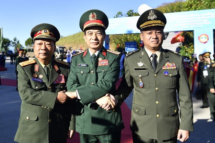 Đại tướng Phan Văn Giang (đứng giữa), Đại tướng Chansamone Chanyalath (bên trái) và Đại tướng Tea Seiha (bên phải) tại chương trình giao lưu. (Ảnh: Lam Hạnh).