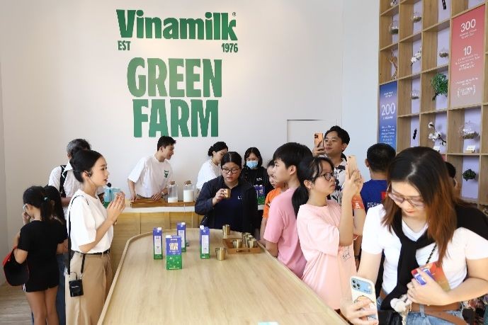 Người tiêu dùng thưởng thức thử dòng sản phẩm Vinamilk Green Farm mới tại sự kiện “Trải nghiệm thưởng thức - Chu du miền vị giác cùng Vinamilk Green Farm” ở TPHCM.