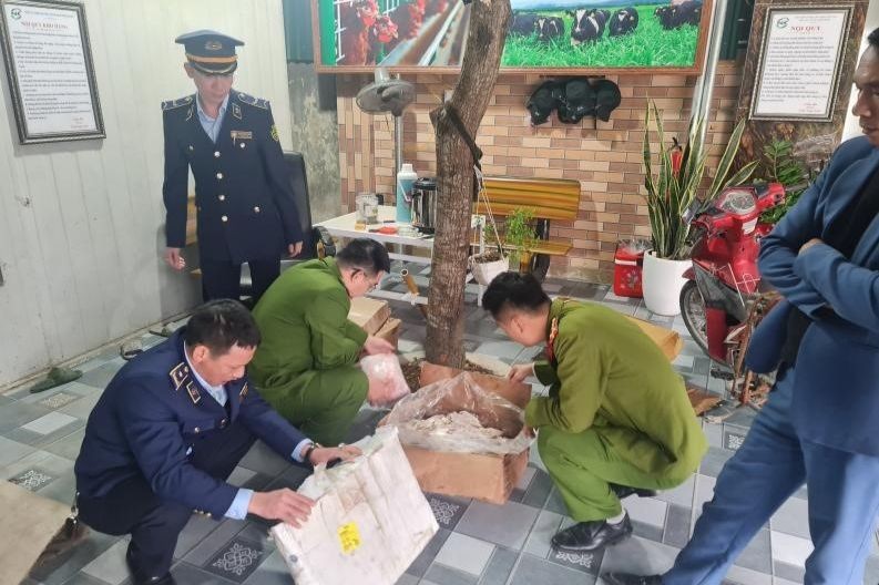 Lực lượng QLTT tỉnh Nghệ An kiểm tra hàng hóa tại Công ty TNHH xuất nhập khẩu thực phẩm sạch Ngọc Khang.