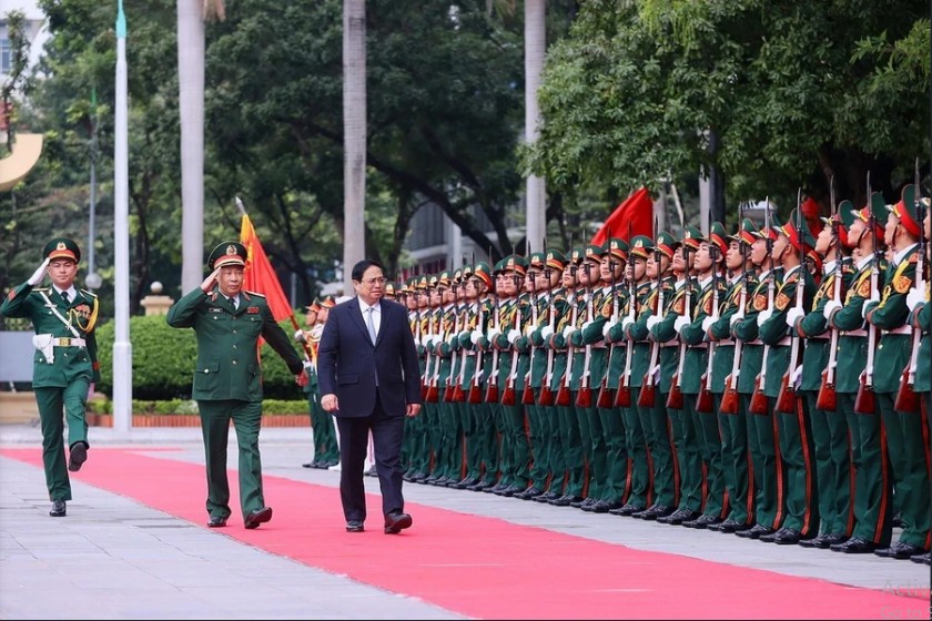 Thủ tướng Chính phủ Phạm Minh Chính duyệt đội danh dự. (Nguồn ảnh: TTXVN).