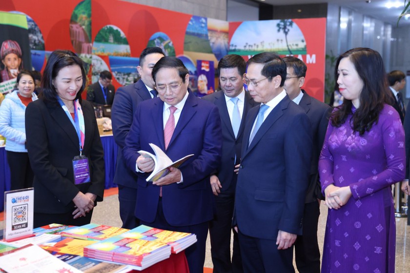 Thủ tướng Phạm Minh Chính tham quan trưng bày sách, báo về hoạt động ngoại giao. (Nguồn ảnh: VGP)