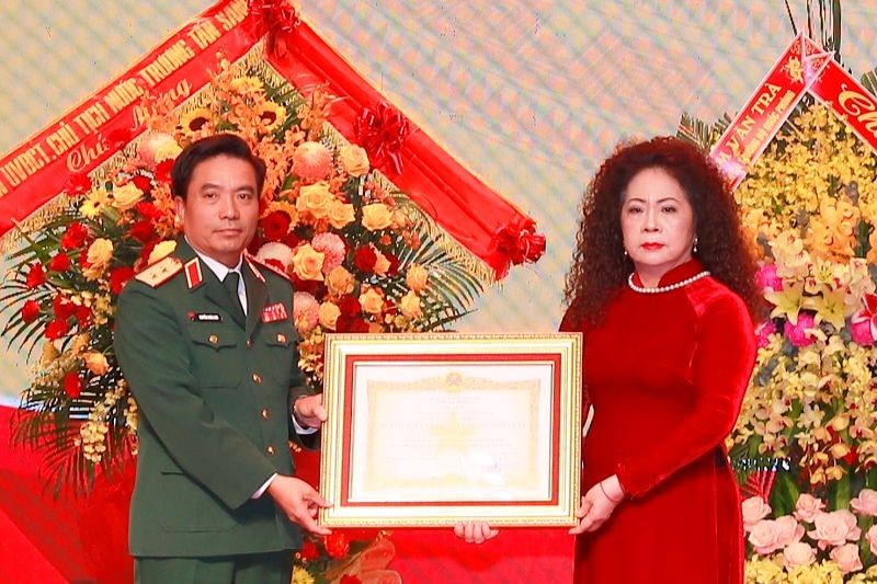 Trung tướng Nguyễn Doãn Anh trao Bằng truy tặng danh hiệu Anh hùng LLVTND cho bà Đặng Thu Hà, con gái cố Trung tướng Đặng Kinh. (Ảnh: Sơn Bình)