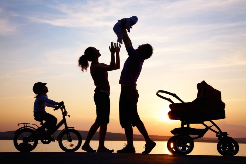 Nam, nữ kết hôn và có con trước 30 tuổi sẽ đem lại nhiều lợi ích về sức khỏe, tinh thần và hạnh phúc gia đình cho các cặp vợ chồng. (Nguồn: Internet)