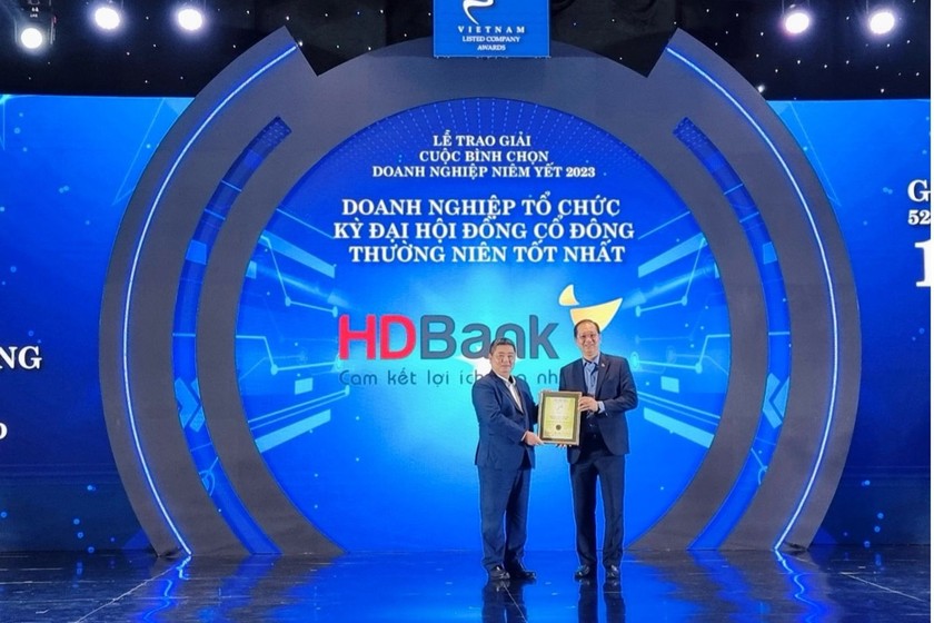 Ông Trần Xuân Huy – Phó TGĐ HDBank nhận cú đúp giải thưởng Doanh nghiệp niêm yết vốn hóa lớn có Báo cáo thường niên tốt nhất - Nhóm ngành Tài chính và Doanh nghiệp Tổ chức kỳ ĐHĐCĐ thường niên tốt nhất.