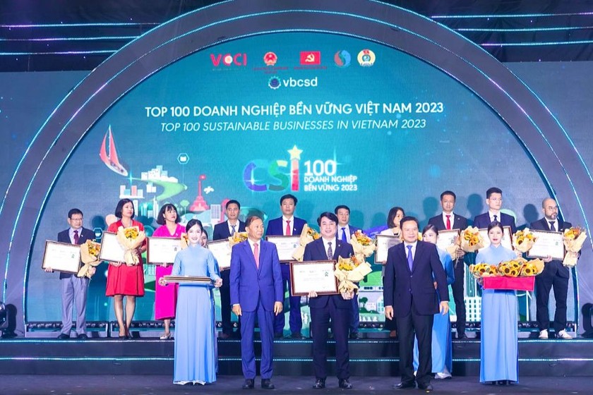 Ông Nguyễn Văn Hảo – P.TGĐ HDBank nhận giải thưởng Top 100 doanh nghiệp bền vững Lễ trao giải CSI100 2023 do Liên đoàn Thương mại và Công nghiệp Việt Nam (VCCI) tổ chức.