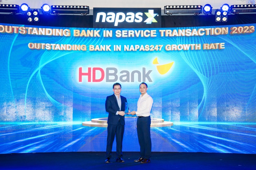 Anh Đỗ Vân Vũ – Phó Giám đốc Trung tâm thẻ đại diện ngân hàng nhận giải thưởng tại Hội nghị.