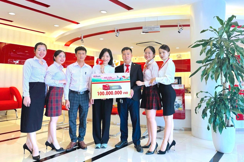 Khách hàng Lê Thị Thuỳ Linh (PGD Vũng Áng – CN Hà Tĩnh) phấn khởi khi cầm trên tay giải thưởng là sổ tiết kiệm từ HDBank.