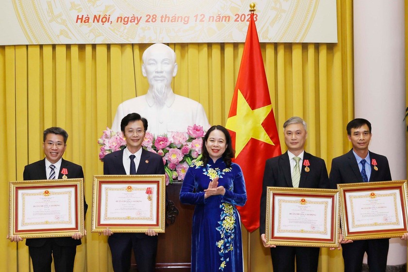 Phó Chủ tịch nước Võ Thị Ánh Xuân trao Huân chương Lao động hạng Ba cho các tập thể và cá nhân. (Ảnh: Thống Nhất/TTXVN).