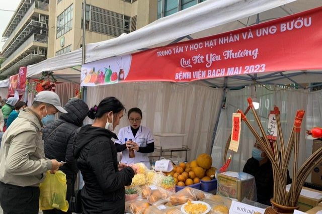 “Chợ Tết yêu thương 2023” do Bệnh viện Bạch Mai tổ chức. (Ảnh: Hiền Minh)
