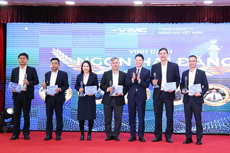 Chủ tịch VIMC Lê Anh Sơn tặng Kỷ niệm chương Ngọn hải đăng vinh danh các cá nhân có thành tích xuất sắc trong năm 2023. (Ảnh: CMSC)