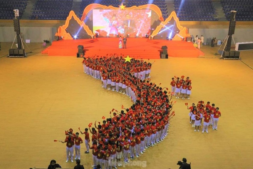 Hàng ngàn bạn trẻ xếp hình bản đồ Việt Nam trong Lễ phát động Tự hào một dải non sông. (ảnh: TƯ Đoàn).