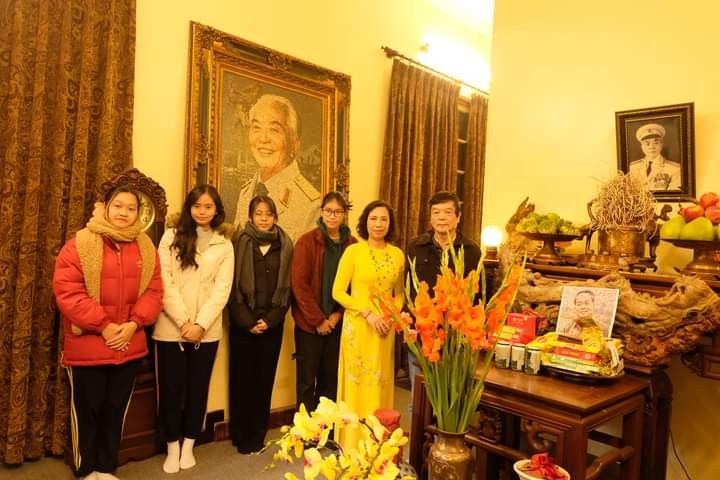 Cô giáo Đặng Nguyệt Anh (Trường THPT Chuyên Hà Nội - Amsterdam) và các em học sinh của Hà Nội bên bàn thờ Đại tướng Võ Nguyên Giáp đúng ngày 22/12/2023. (Ảnh: PV) 