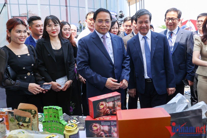 Thủ tướng Phạm Minh Chính tham quan các mô hình, gian hàng khởi nghiệp. (Ảnh: Bộ GD&ĐT).