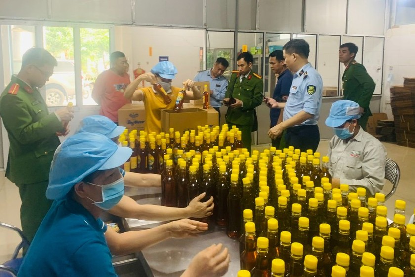 Lực lượng chức năng tiến hành kiểm tra và phát hiện trên 11.000 chai mật ong giả.