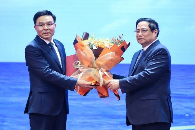 Thủ tướng trao Quyết định bổ nhiệm ông Lê Mạnh Hùng, Tổng Giám đốc Tập đoàn Dầu khí Việt Nam giữ chức Chủ tịch Hội đồng thành viên Tập đoàn. (Ảnh: VGP Nhật Bắc)