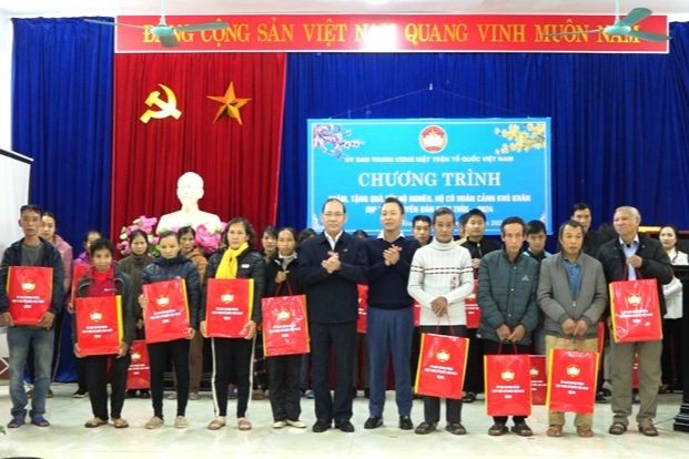 Phó Chủ tịch UBTƯ MTTQ Việt Nam Hoàng Công Thủy trao quà cho hộ nghèo trên địa bàn huyện Hạ Hòa. (Ảnh: Hương Diệp).