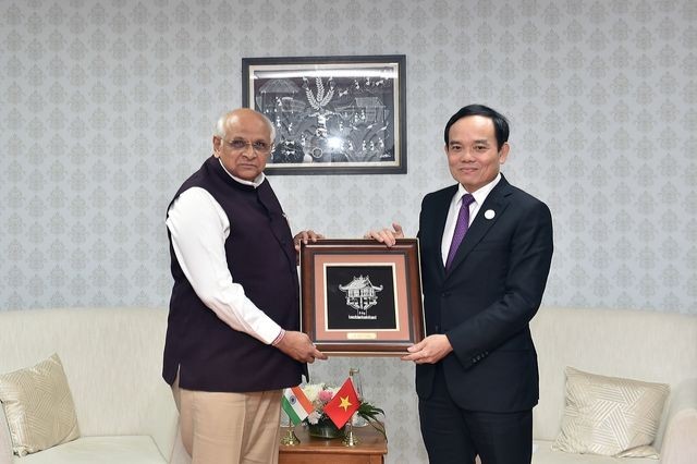 Phó Thủ tướng Chính phủ Trần Lưu Quang tiếp Thủ hiến Bang Gurajat Bhupendra Patel. (Ảnh: VGP/Hải Minh) 