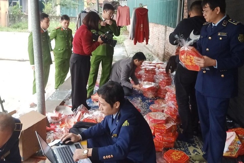 Lực lượng chức năng tỉnh Vĩnh Phúc kiểm tra, phát hiện cơ sở kinh doanh mứt giả với số lượng lớn tại thị trấn Thổ Tang, huyện Vĩnh Tường, tỉnh Vĩnh Phúc.