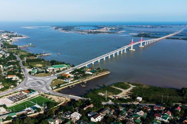 Cầu Cửa Hội bắc qua sông Lam kết nối hai tỉnh Nghệ An và Hà Tĩnh trong phát triển kinh tế biển. (Ảnh: Hồ Chiến)