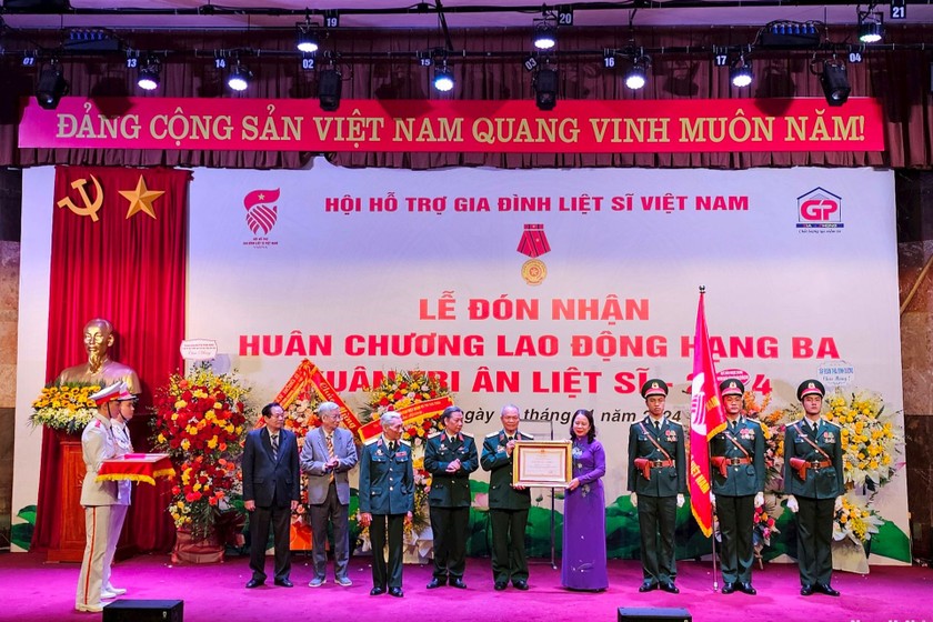 Phó Chủ tịch nước Võ Thị Ánh Xuân trao tặng Huân chương Lao động hạng Ba cho Hội Hỗ trợ gia đình liệt sĩ Việt Nam. (Nguồnảnh: nguoihanoi.vn).