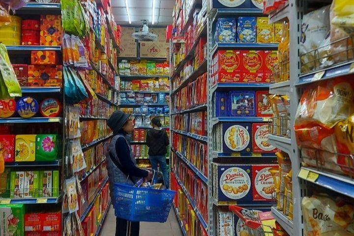 Hàng hóa chuẩn bị cho Tết đã ngập tràn tại siêu thị. (Ảnh: PV)